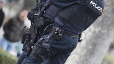 Dos agentes de la Policía Nacional en una calle de Madrid. / Europa Press  / Archivo