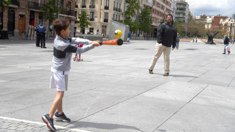 Un niño practica deporte este lunes en la plaza de Felipe II en Madrid. Desde ayer miles de niños menores de 14 años han pisado las calles por primera vez después de 42 días seguidos en casa a cuenta de un virus que ha paralizado medio mundo, diezmad