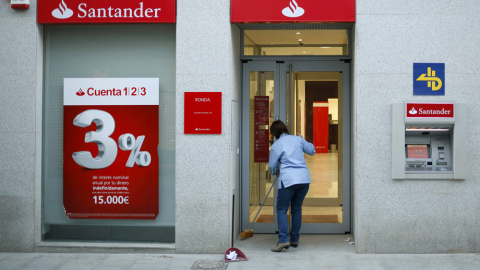 Oficina del banco Santander en Ronda. / JON NAZCA (REUTERS)