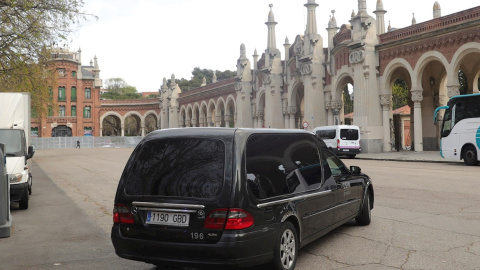 Un coche fúnebre llega al cementerio de La Almudena, en Madrid. /EFE