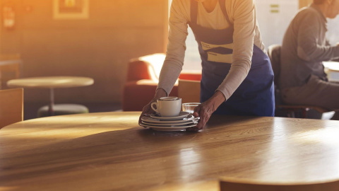 Una mujer trabaja en una cafetería. CAIB/Archivo