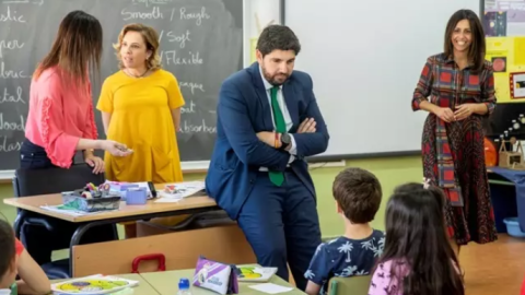 El presidente de la Región de Murcia, Fernando López Miras, durante una visita a un colegio en una imagen de archivo. / EUROPA PRESS - PP