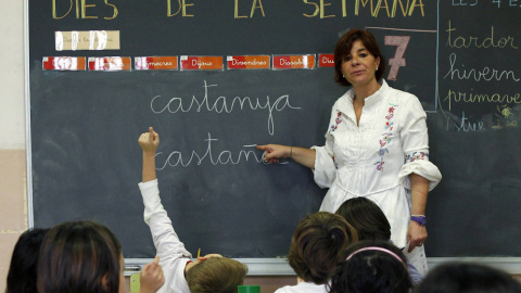 Una profesora imparte una clase en el aula de un colegio. REUTERS