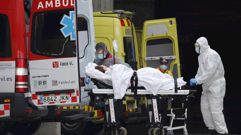 Personal sanitario recibe a una enferma en la entrada de Urgencias del Hospital de Bellvitge, en Barcelona. /EFE