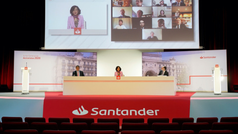 Imagen de la Junta de Accionistas virtual del Banco Santander celebrada el 3 de abril. En la mesa presidencial, Ana Botín en el centro flanqueada por José Antonio Álvarez (a su derecha), consejero delegado, y Jaime Pérez Renovales, secretario general.