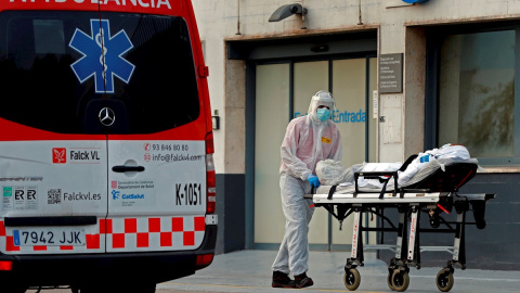 Un técnico sanitario traslada a un paciente en el Hospital de Bellvitge. EFE/Toni Albir/Archivo