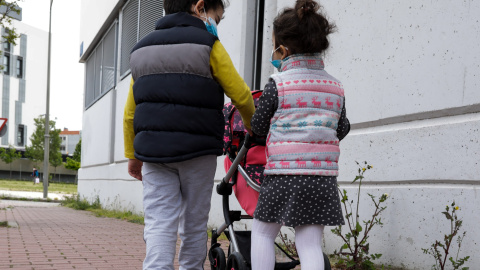 Niños paseando cuarentena. / EUROPA PRESS