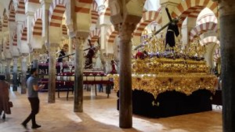 El obispo inunda la Mezquita de Córdoba con pasos de Semana Santa