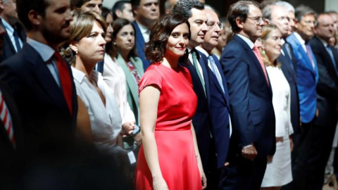 El líder del PP, Pablo Casado, a la izquierda de la foto, acompañando a la presidenta de la Comunidad de Madrid, Isabel Díaz Ayuso, que posa junto al presidente de la Junta de Andalucía, Juanma Moreno Bonilla. Juan Carlos Hidalgo / EFE