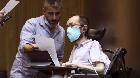 03/07/2020.- El portavoz de Unidas Podemos en el Congreso, Pablo Echenique (d), conversa momentos previos a la reanudación de la Comisión por la Reconstrucción Económica y Social, en el Congreso de los Diputados. / EFE - Kiko Huesca