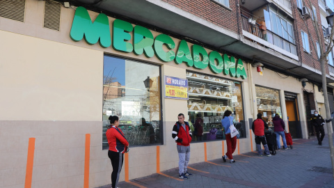 Varias personas  hacen cola guardando la distancia social para poder entrar a comprar en un supermercado Mercadona de Madrid. E.P./Marta Fernández