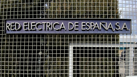 Letrero del Grupo Red Eléctrica de España en su sede de Alcobendas (Madrid). E.P./Eduardo Parra