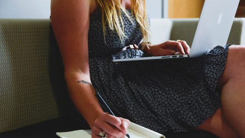 Imagen de una mujer trabajando. Foto:  StartupStockPhotos / Pixabay