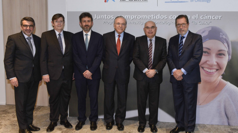 De izquierda a derecha: Àngel Font, director corporativo de Investigación y Estrategia de la Fundación Bancaria ”la Caixa”; Andrés de Kelety, director gerente del Vall d’Hebron Instituto de Oncología; Alejandro Piris, doctor y director de gesti