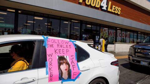 Trabajadores de supermercado piden medidas de seguridad en un establecimiento de Food 4 Less en Los Angeles, EEUU. EFE