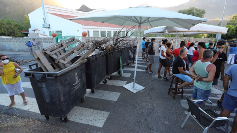 Cerca de un centenar de vecinos de Tunte, han montado esta tarde barricadas en una de las calles del pueblo para oponerse a que se traslade a su antigua residencia escolar a un grupo de inmigrantes en cuarentena. EFE/Elvira Urquijo A.