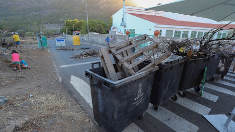 Cerca de un centenar de vecinos de Tunte han montado barricadas en una de las calles del pueblo para oponerse a que se traslade a su antigua residencia escolar a un grupo de inmigrantes en cuarentena. EFE/Elvira Urquijo A.