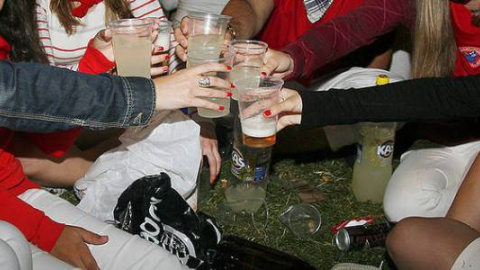 Jóvenes haciendo botellón en la calle / EFE