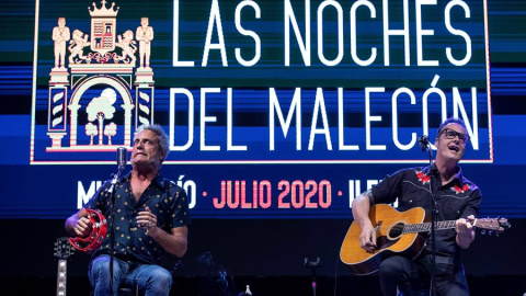 El cantante de Mclan, Carlos Tarque (i), y el guitarrista Ricardo Ruipérez durante el concierto en acústico en Murcia Río, dentro del ciclo Las Noches del Malecón. EFE/Marcial Guillén/Archivo