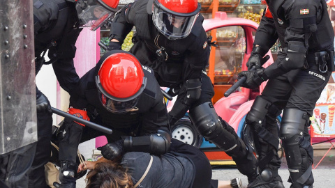 La Ertzaintza detiene a una mujer durante unos incidentes provocados por el mitin que VOX ha celebrado este jueves en la Plaza Bide Onera de Barakaldo | EFE