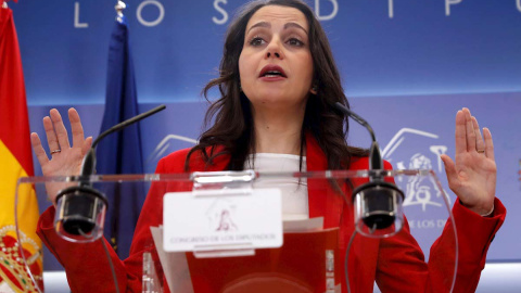 Inés Arrimadas comparece ante los medios de comunicación en el Congreso. (J.J. GUILLÉN | EFE)