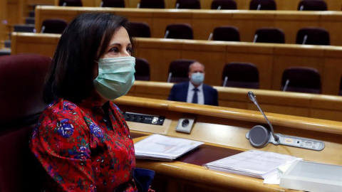 La ministra española de Defensa, Margarita Robles, llega para comparecer este viernes ante una comisión del Senado, para hacer balance de la actuación de las Fuerzas Armadas en los dispositivos de prevención del coronavirus después de que varios mili