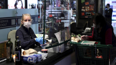 Las cadenas de supermercados han arrancado la tercera semana de actividad marcada por el coronavirus con nuevas medidas en algunas de sus tiendas, entre ellas la instalación de mamparas en la zona de cajas y otorgar prioridad a ancianos y sanitarios. EFE