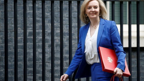 La ministra de Mujer e Igualdad (y secretaria de Estado de Comercio Internacional), Liz Truss, en  Downing Street, para acudir a una reunión del Gobierno británico, en Londres.. REUTERS/Henry Nicholls