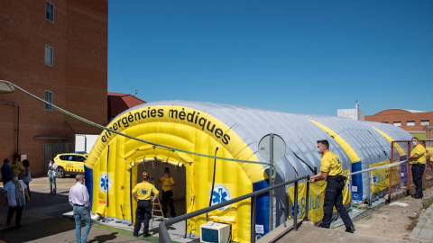 El Sistema de Emergencias Médicas (SEM) de la Generalitat de Cataluña ha instalado este viernes un hospital de campaña, formado por tres módulos independientes , junto al Hospital Universitario Arnau de Vilanova de Lleida, ante los nuevos brotes de co