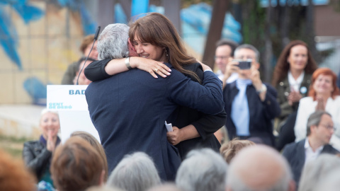 La presidenta de JxCAT, Laura Borràs (d), y el candidato de la formación a la alcaldía de Badalona, David Torrents (i), participan en un acto de campaña del partido en Badalona. EFE/Marta Pérez