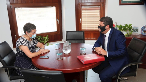 La ministra de Asuntos Exteriores, Arancha González Laya, junto al ministro principal de Gibraltar, Fabian Picardo. - EFE