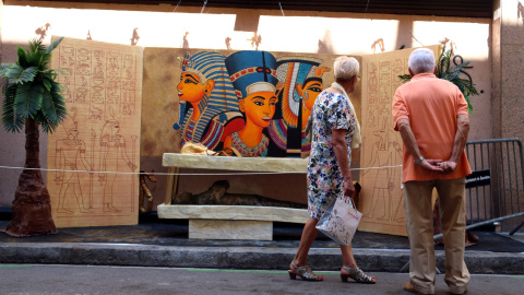 Un carrer decorat al barri de Sants a la festa del 2018. ACN