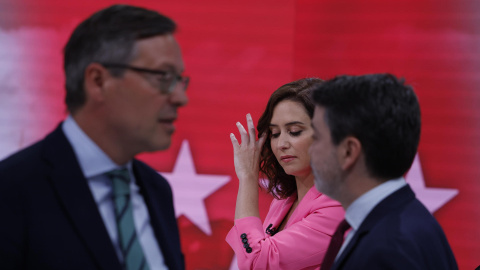  La actual presidenta de la Comunidad y candidata del PP a la reelección, Isabel Díaz Ayuso, antes del inicio del debate de cinco de los candidatos a la presidencia de la Comunidad de Madrid en Telemadrid. EFE/Juanjo Martín.