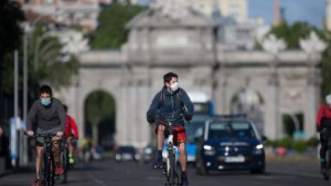 La fiebre de la bicicleta se desata por las calles de Madrid durante el confinamiento