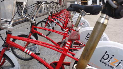 El rociado periódico con un liquido corrosivo como la lejía ha deteriorado las piezas de numerosas bicicletas municipales de Zaragoza. E.B.