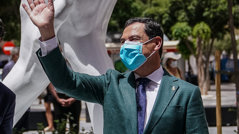 El presidente de la Junta de Andalucía, Juanma Moreno, inaugura la primera de las esculturas de homenaje que Andalucía dedica a los profesionales sanitarios y al resto de personas que luchan contra el Covid-19.