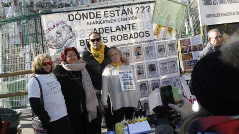 Vista de la concentración celebrada este domingo por las asociaciones 'Adelante Bebés Robados' y 'Todos los niños robados son también mis niños' en la Puerta del Sol, en la que han participado alrededor de medio centenar de personas. EFE/Víctor Lere