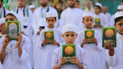 Los niños participan en una marcha en el campo de refugiados de Al Buraj en el centro de Gaza para 400 niños palestinos que han terminado de memorizar el Corán, el libro sagrado del Islam, a 8 de octubre de 2021.- Mahmoud Khattab / Europa Press