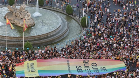 Manifestación estatal del Orgullo LGTBI en Madrid a su paso por Cibeles. /EFE