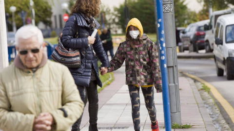 Ciudadanos vascos paseando en tiempos de la covid-19. / EFE