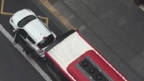 Un día de furia en València: un conductor de la EMT embiste a un coche parado en el carril-bus