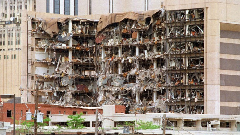 La parte norte del edificio federal Albert P. Murrah en la ciudad de Oklahoma muestra los destrozos causados el 19 de abril de 1995 por un camión bomba. El peor ataque terrorista en suelo americano de la historia, fue perpetrado por Timothy McVeigh, mili