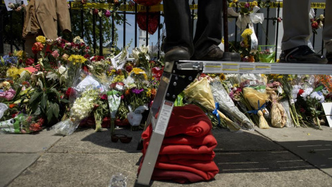 Miles de personas en duelo rezan fuera de la Iglesia Emanuel AME en Charleston el 30 de junio de 2015. Portando flores rojas y blancas, acudieron a la vigilia por el asesinato de nueve afroamericanos a manso de un supremacista blanco. AFP PHOTO/BRENDAN SM