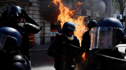 Fuego en los disturbios durante la concentración de los chalecos amarillos de este sábado en París. / EFE