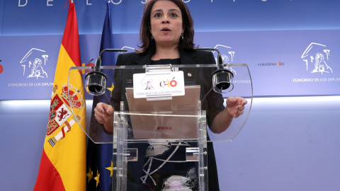 La portavoz socialista en el Congreso, Adriana Lastra, en la rueda de prensa tras la reunión del presidente del Gobierno en funciones, Pedro Sánchez con los líderes del PP, Pablo Casado, y de Ciudadanos, Albert Rivera. EFE/Kiko Huesca