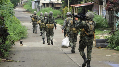 Tropas del gobierno filipino patrullan la ciudad de Marawi, en la isla de Mindanao, al sur de Filipinas. EFE/Richel Umel