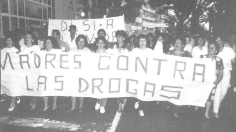  Pese a que las más mediáticas fueron las madres contra la droga gallegas, se organizaron a lo largo de todo el Estado español. En la imagen, una manifestación de las madres contra la droga de Lanzarote en 1991./ La Voz de Lanzarote