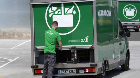 Repartidor de Mercadona con vehículo propulsado a gas y descarga mecanizada, en Barcelona.