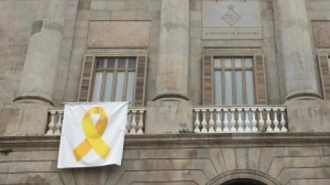 El Ayuntamiento de Barcelona retira el lazo amarillo de la fachada del consistorio