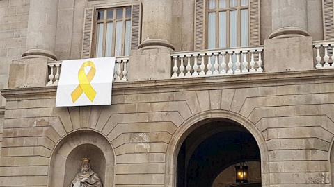 La fachada del Ayuntamiento de Barcelona con un lazo amarillo. / EP